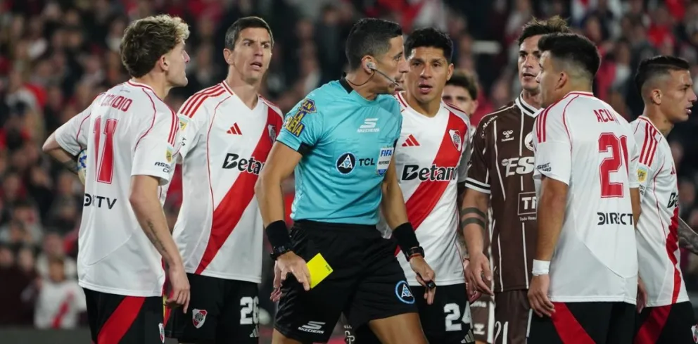 El árbitro terminó muy cuestionado por su actuación en River - Platense. //Foto: Clarin.
