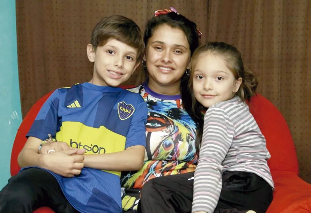 Hoy, junto a sus pequeños Benjamín (9) y Shantall (8), Caro disfruta el amor, “el amor verdadero”. Foto: Guadalupe de Sousa