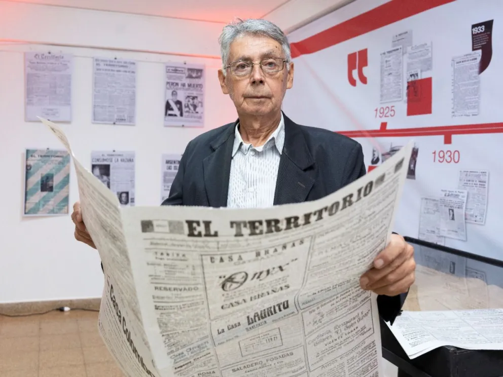 Rolando Olmedo, nieto del fundador de El Territorio, visitó la muestra "100 años, miles de voces", y recordó algunos detalles de la historia de vida de su abuelo, don Sesostris Olmedo. //Fotos: Marcelo Rodríguez.