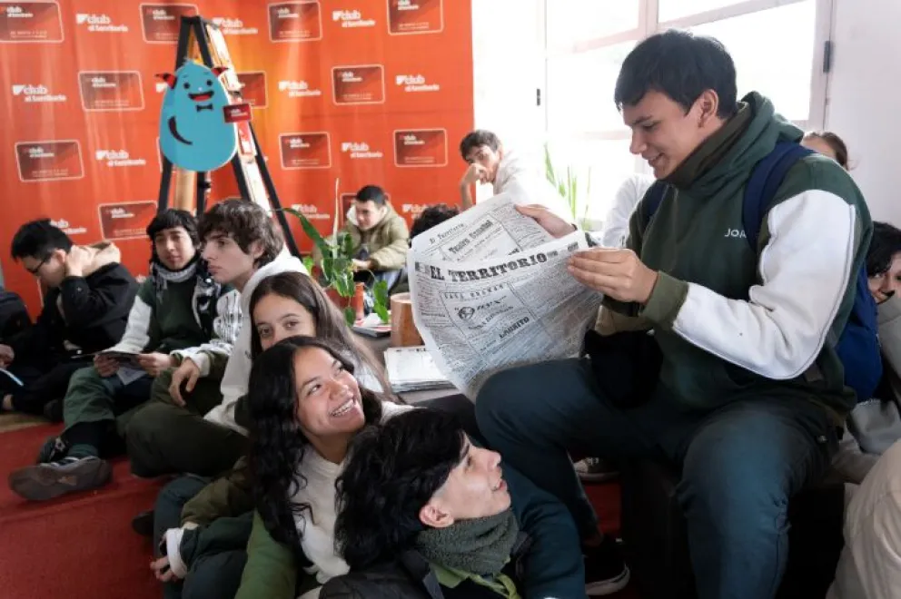 Estudiantes visitaron la muestra "100 años, miles de voces" por el centenario de El Territorio en el Multicultural de la Costanera. Fotos: Marcelo Rodríguez  