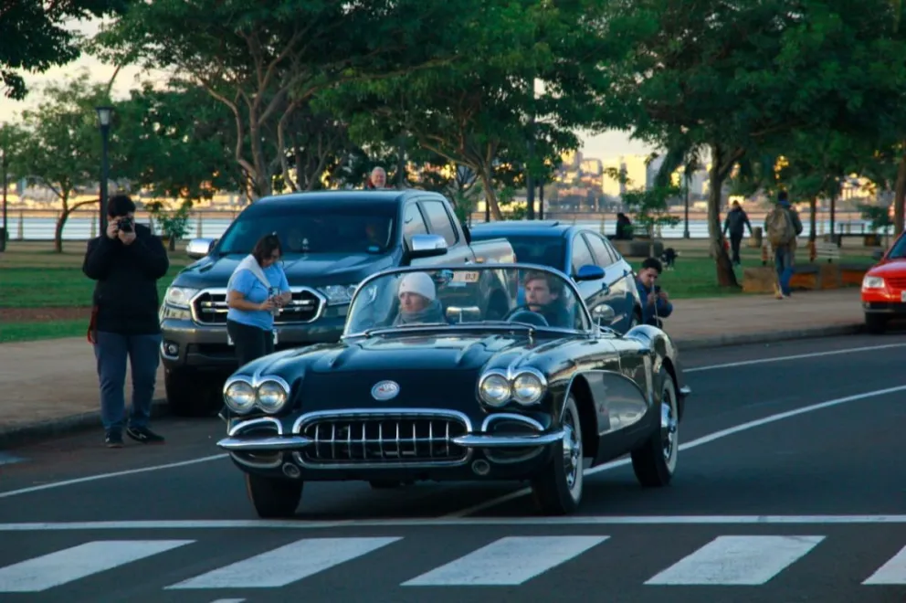 La belleza de los autos clásicos atrapan al público misionero. Fotos: Guadalupe De Sousa
