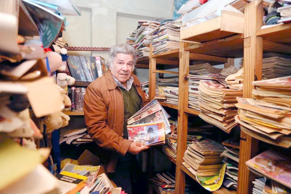 Hugo “Tola” Romero (72) continúa atesorando su vasta colección de revistas, libros y cómics en su vivienda de Posadas. Foto: Natalia Guerrero