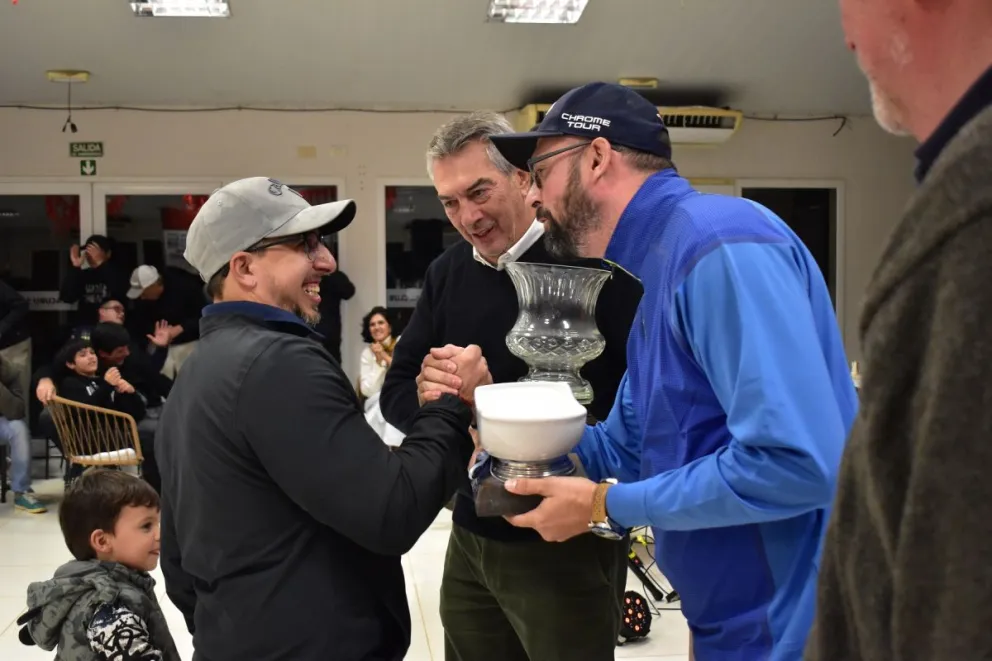 El posadeño de 41 años recibió las copas en manos del presidente del directorio del diario El Territorio, Álvaro Caamaño, y su par del Tacurú, Pablo Ciejovicz. // Fotos: César Lasso.