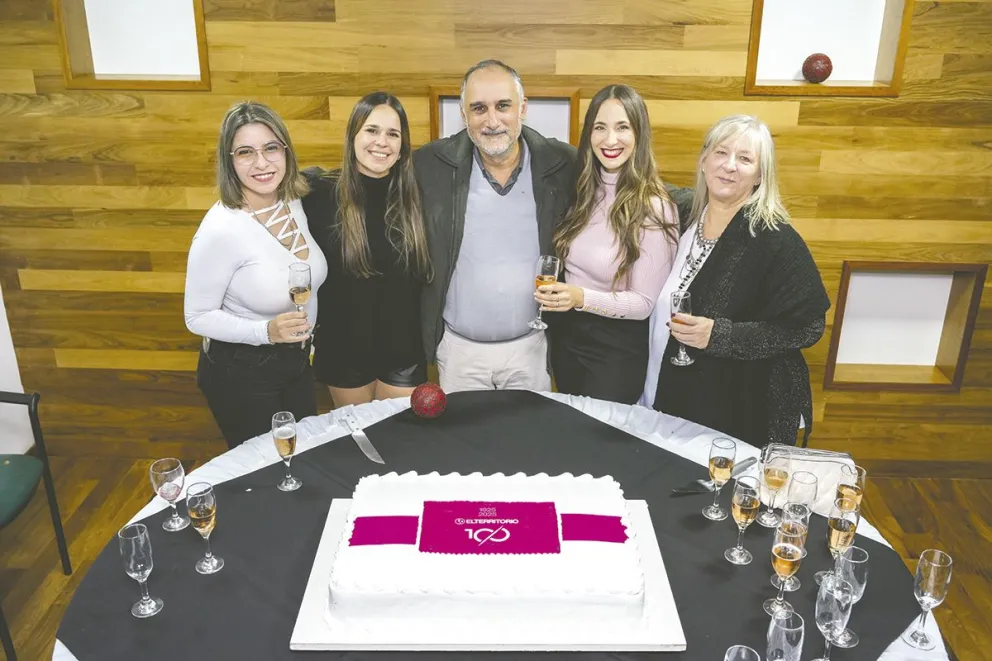 Los diseñadores Luciana Bermúdez, Pamela Navarro, Omar Ortiz, Rocío Brollo y Karina Odzomek.