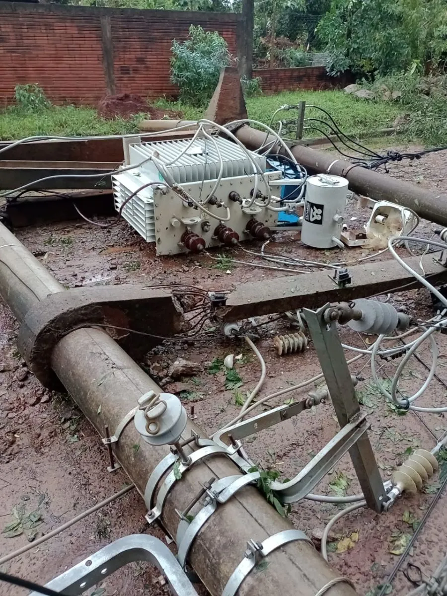 Sigue la reparación del tendido eléctrico en Puerto Iguazú tras el fuerte temporal imagen-7
