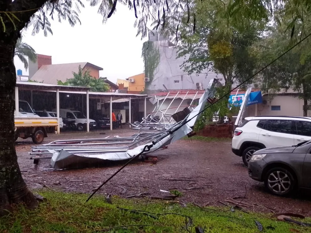 La fuerza de la tormenta dejó numerosas casas y construcciones sin techo. //Fotos: Norma Devechi.
