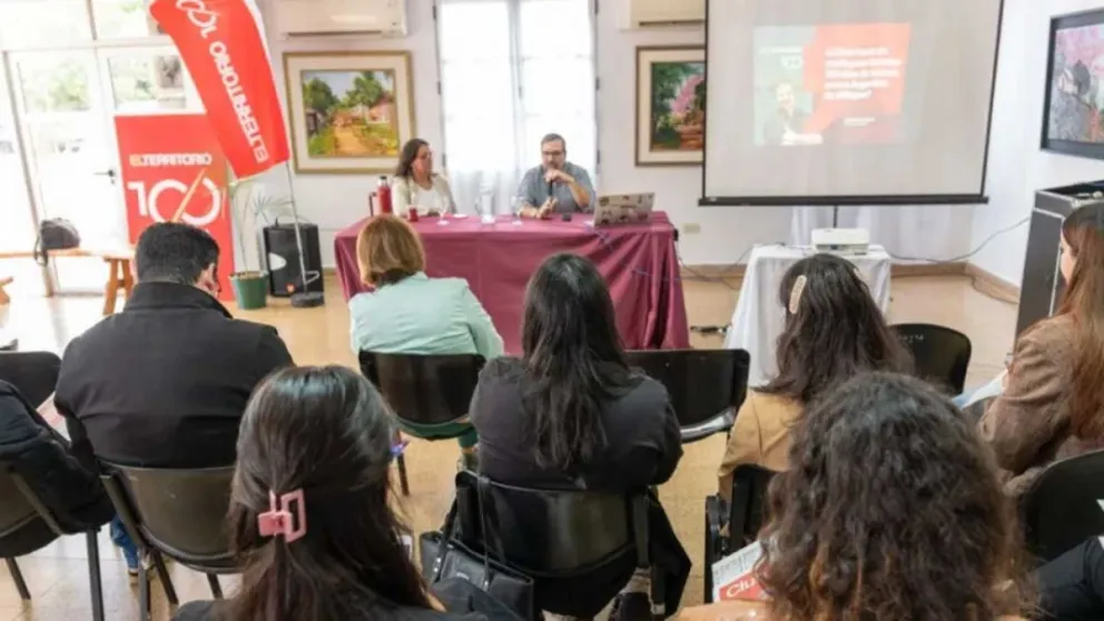 La charla cerró la muestra '100 años...' en el Multicultural. Foto: Marcelo Rodríguez