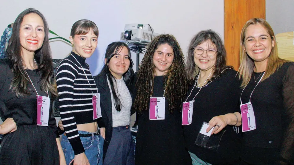  La profe Cintya Capli con las diseñadoras Elena Gamarra, Romina Urbieta, Lourdes Fontela, Camila Beeger y Romina de Olivera.
