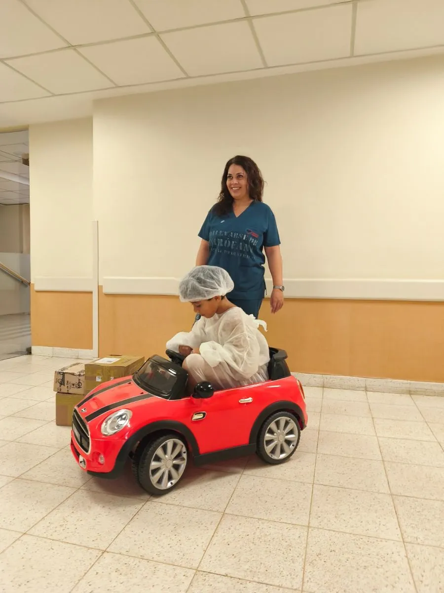 Del volante al quirófano: en el pediátrico transforman el miedo en juego con autos eléctricos para niños imagen-10
