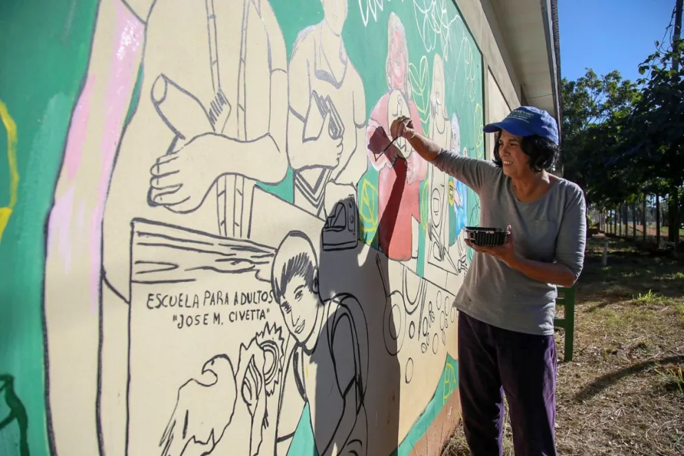 La Escuela de Adultos Nº 4 celebra su 66 aniversario con un mural pintado por la artista Sandra Gularte. Fotos: Natalia Guerrero