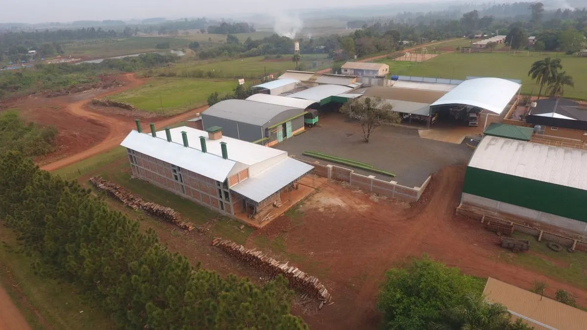 Cenizas del incendio en uno de los galpones habría provocado las llamas que consumieron la construcción lindante
