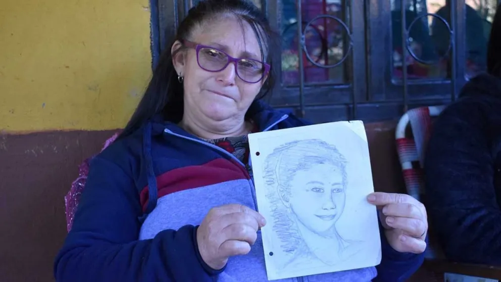 Ramona Bogarín sostiene una imágen de su hija Andrea Silva, quien cree que fue víctima de una red de trata que la sacó de la provincia para llevarla a Brasil o Paraguay.  Foto: Carina Martínez