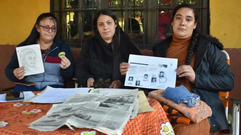 Ramona, Florencia y Paola, madre y hermanas de Andrea, esperan encontrarla luego de 25 años. Foto: Carina Martínez 