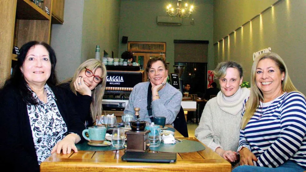 Reencuentro esperado para las amigas Paula Schaer, Natalia Melot, Silvana Frangioli, Sofía Cantero y Beatriz Rodríguez.