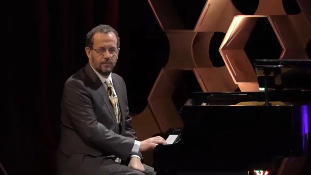 Feferovich y un domingo de charla y música en Posadas. Una de las claves del espectáculo es la amplitud del repertorio y la manera en que se tejen relaciones entre lo técnico, lo cotidiano y la sensibilidad del arte. 