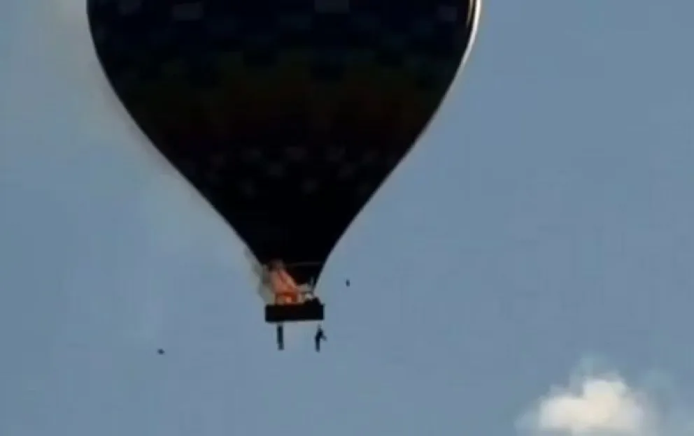 Una persona se suspende de globo mientras se incendia por dentro.