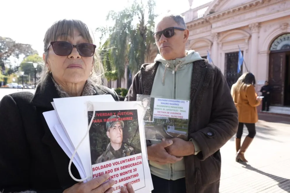 Familia y legisladores chaqueños se convocaron frente a Casa de Gobierno. // Foto: Marcelo Rodríguez