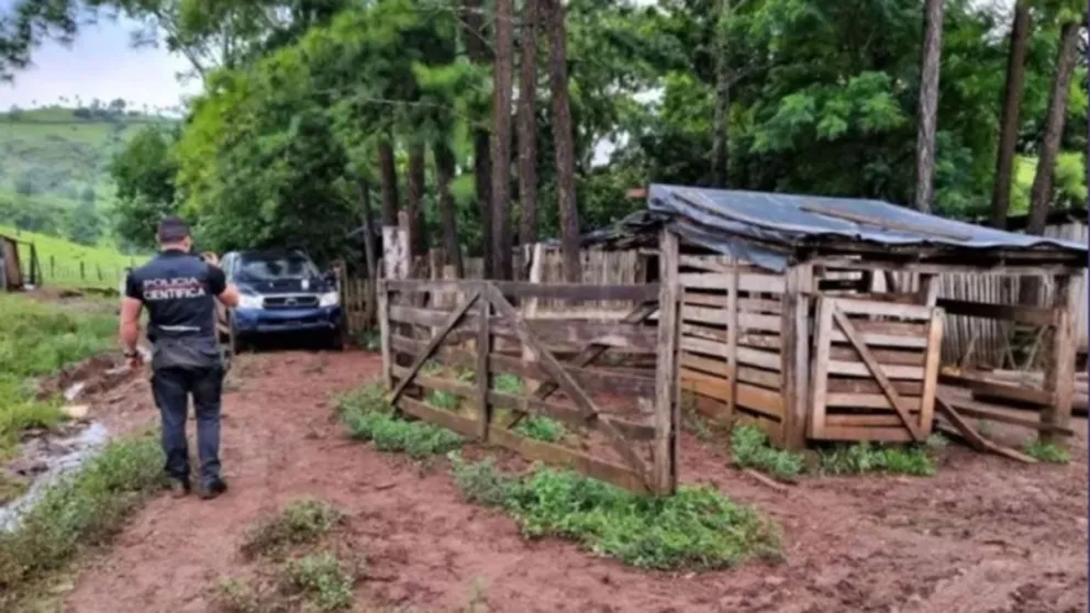 El ataque se produjo luego de una ronda de tragos entre los detenidos y la víctima en su chacra de Paraje Isla. Foto: Polmis