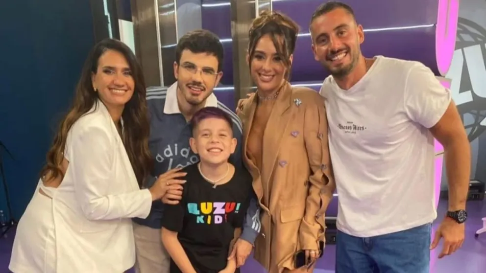 Lauti junto a los conductores de uno de los programas de Luzu, uno de los canales de streaming más populares.  