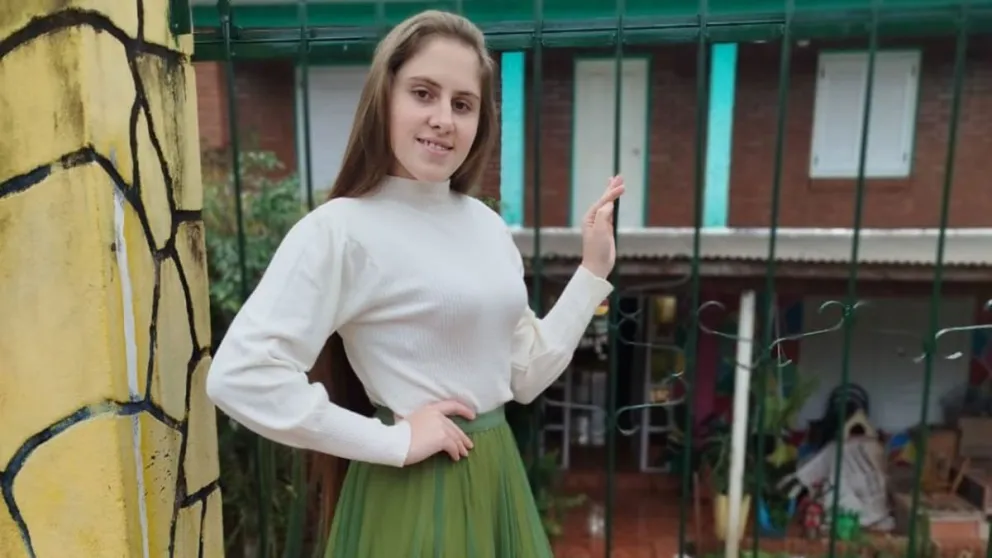 Eli hace contenido para tiendas locales y vende productos para el cabello.