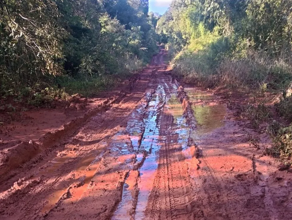 El estado de los caminos que llevan a la escuela, imposibilita a los maestros.
