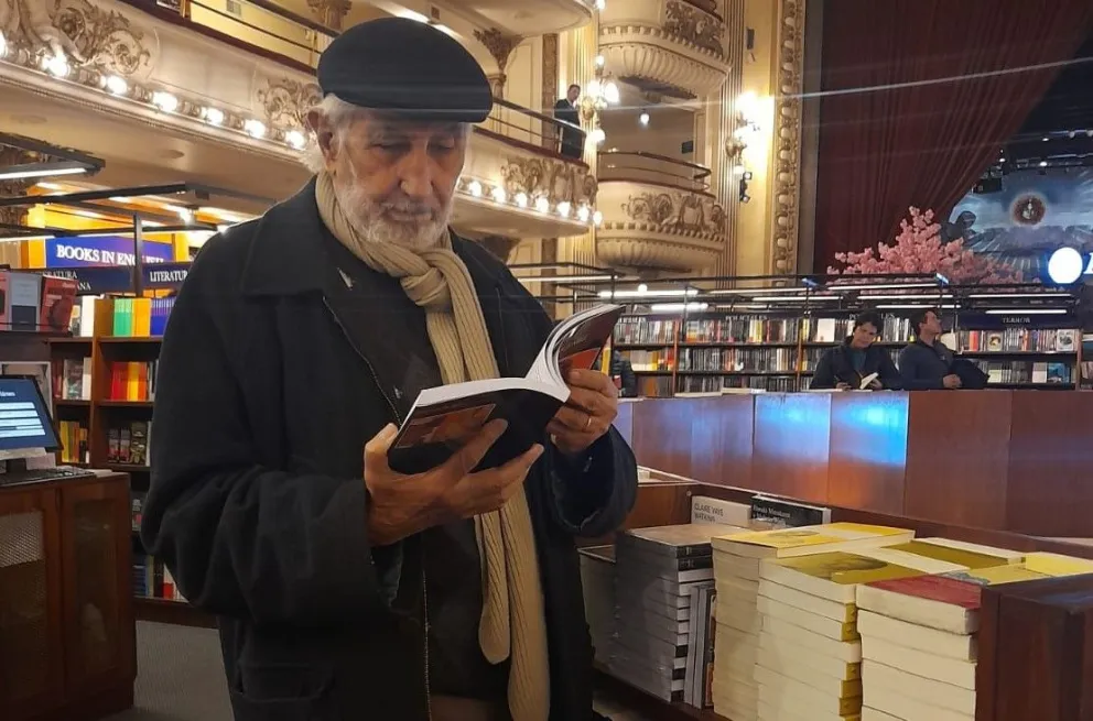 Hugo Schamber, escritor y mediador cultural, presenta el jueves en la Feria del Libro de Oberá, "Historias de allá ité", su cuarto libro