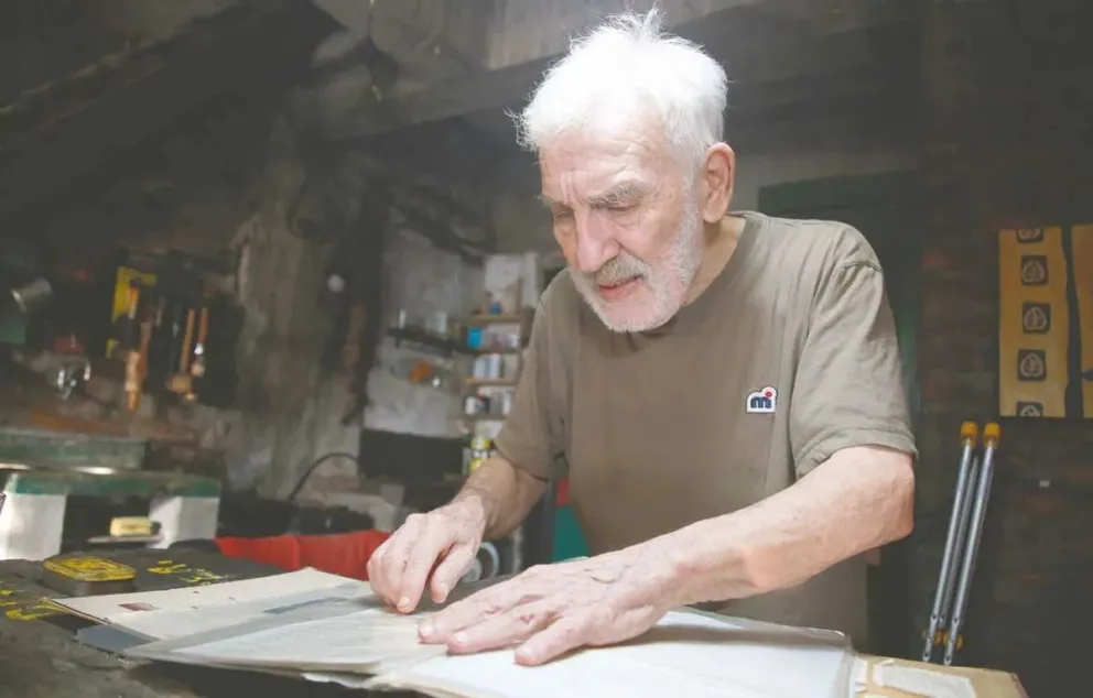 El artista Juan Catalano, en su taller en el centro posadeño. Foto: Archivo Natalia Guerrero  
