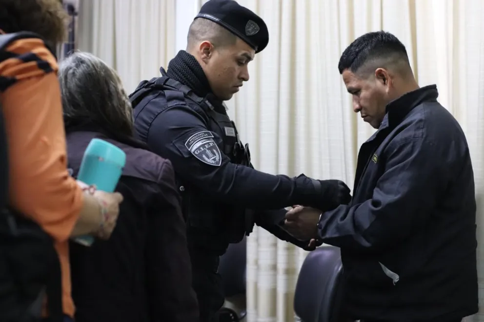 Núñez llegó esposado y con custodia, tras varios años preso, pero fue absuelto por el beneficio de la duda. //Fotos: Mariana Poplawski.