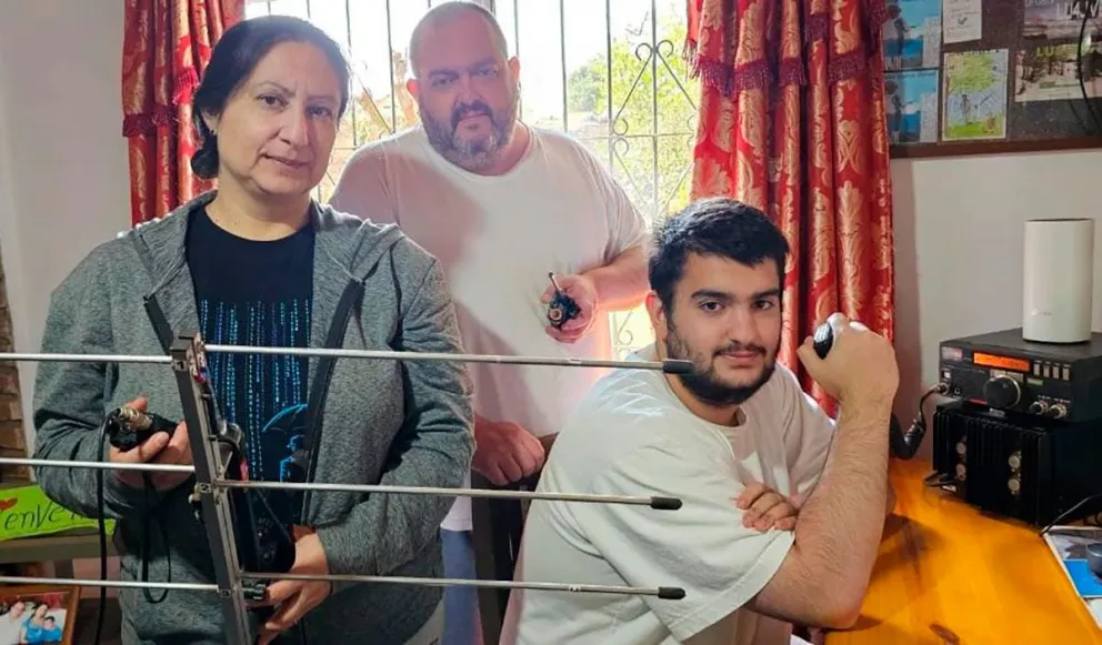 Los Schenone, una familia de radioaficionados. “La actividad combina tecnología, comunicación y naturaleza”, expresaron. Foto: Esteban González