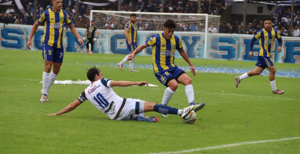 El partido se jugó en el estadio Padre Ernesto Martearena. 