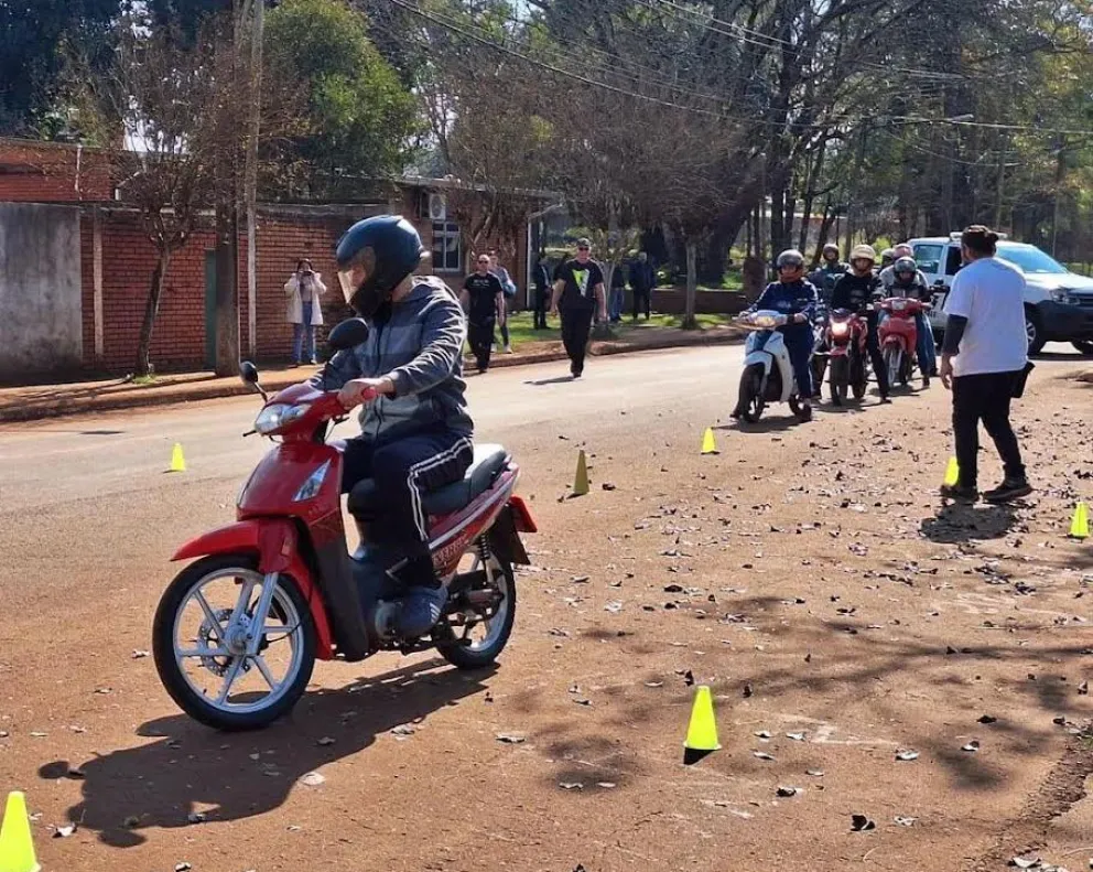 Se dictó un taller sobre conducción segura de motos en Garuhapé imagen-6