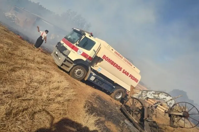 Bomberos evitaron que el fuego llegara a un aserradero y viviendas en Cruce Caballero imagen-7