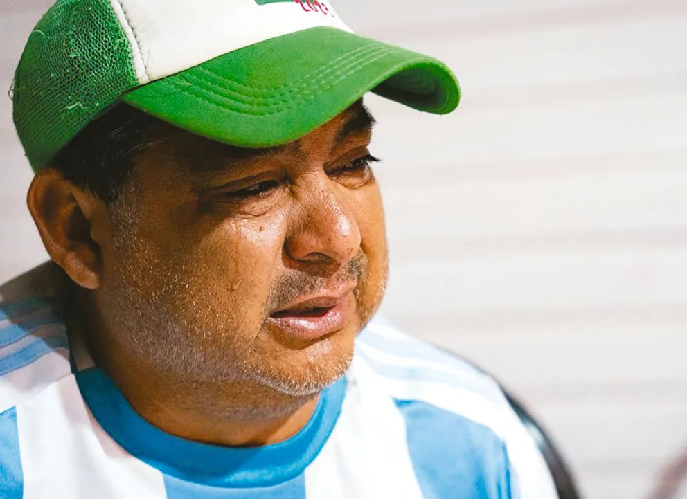 A casi dos semanas del crimen del empleado municipal Diego Cabral, su hermano Ramón insistió en el reclamo de justicia por ocurrido en cercanías a una cancha de fútbol del barrio San Miguel de Posadas. 
Foto: Marcelo Rodríguez