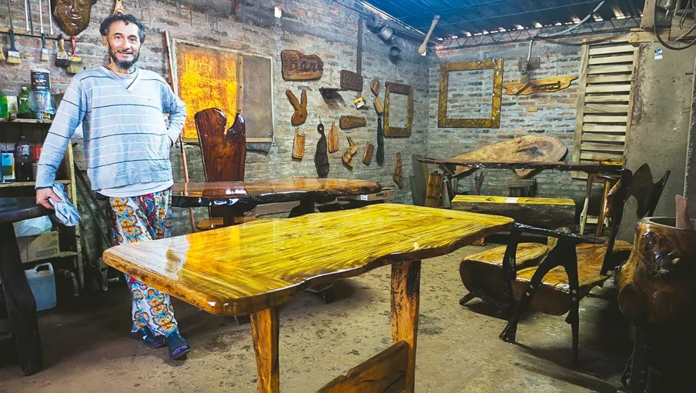 Con sus árboles en el barrio El Porvenir, Marcelo Ferreira no ve un futuro alejado de sus herramientas, reivindica el trabajo de los artesanos y analiza el ritmo y las decisiones que se toman en la sociedad actual. //Foto: Marcos Isaac.