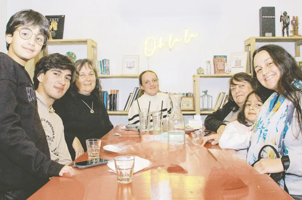 Kevin, Julián, Úrsula, Merlina, Morena, Elena y Silvia en una salida grata y en familia.
