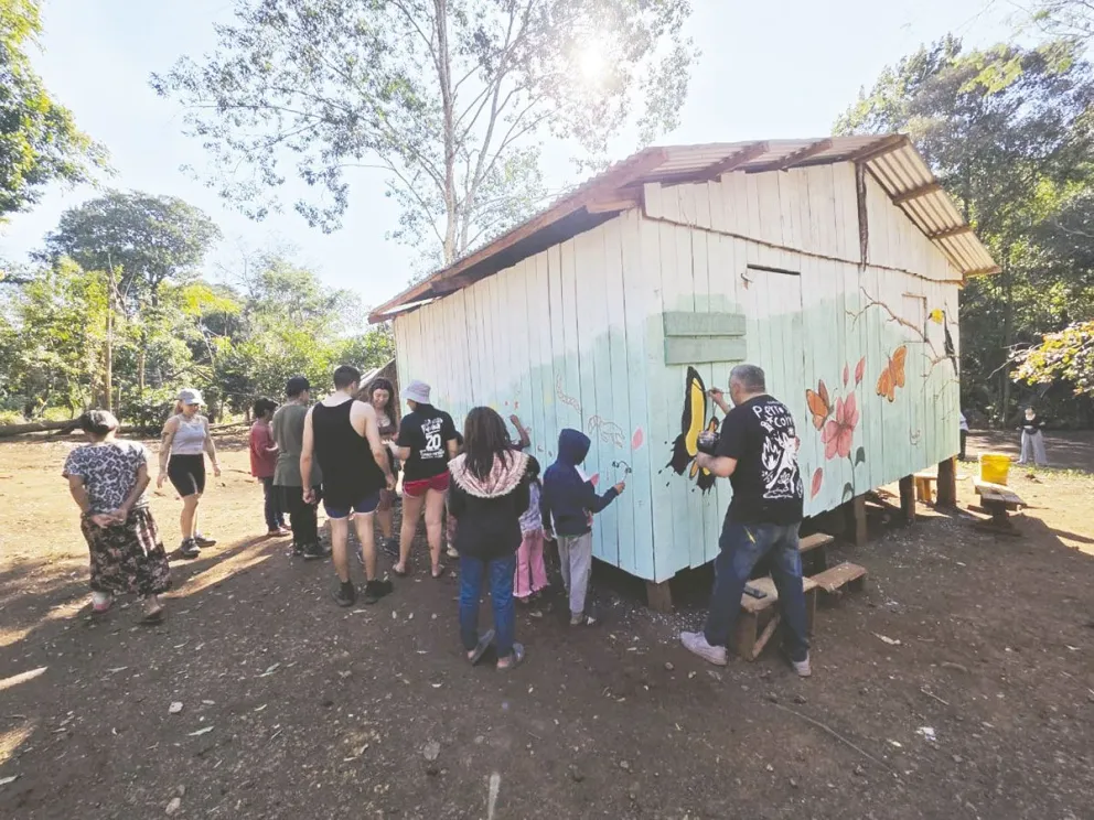 Pintaron un mural en la biblioteca construida durante la visita anterior del grupo. //Fotos: Carina Martínez.
