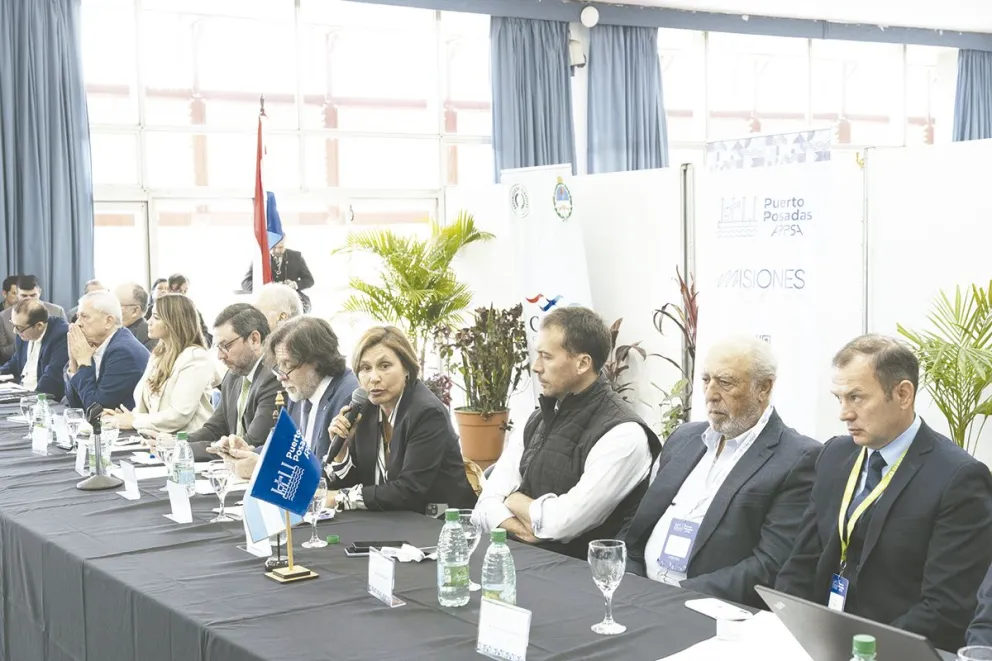 Debatieron en Posadas actualidad y futuro de la hidrovía. //Foto: Marcelo Rodríguez.