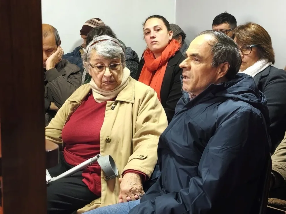 Vecinos también manifestaron su repudio en el Concejo. //Foto: Facebook.
