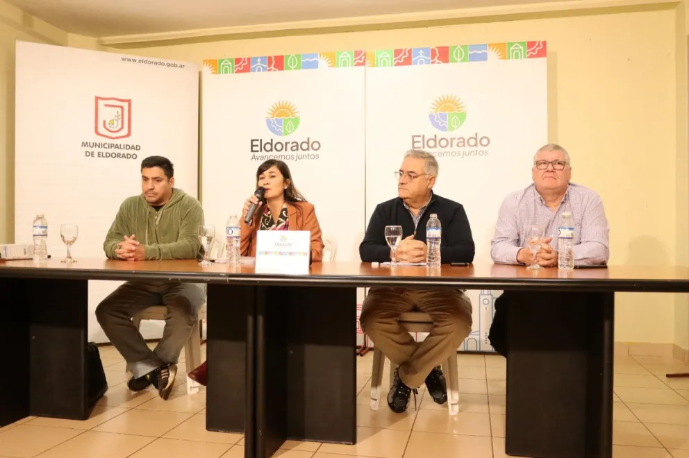 Los funcionarios expusieron la situación del municipio con la empresa. //Foto: Matías Bordón.