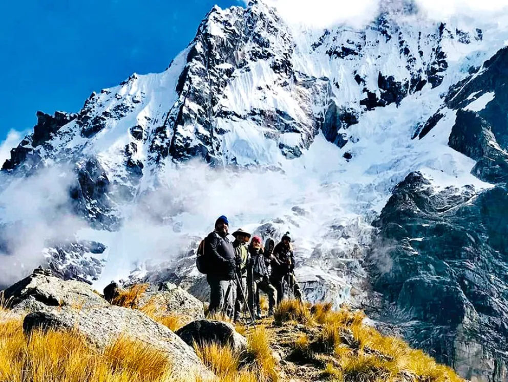 En Perù hay que visitar rutas menos trilladas como el Salkantay Trek, una caminata de cinco días que atraviesa paisajes majestuosos, imperdibles para el turista.