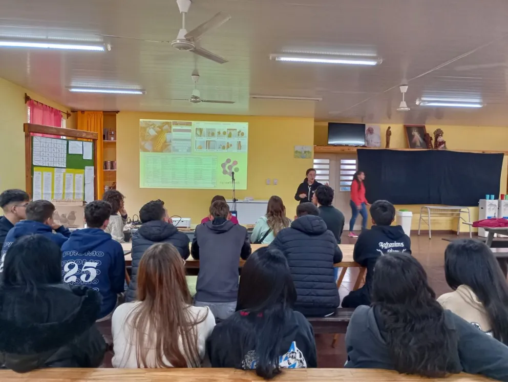 El lunes por la mañana se realizó una charla sobre la feria de intercambio de semillas que se realizará este jueves. //Foto: Facebook.