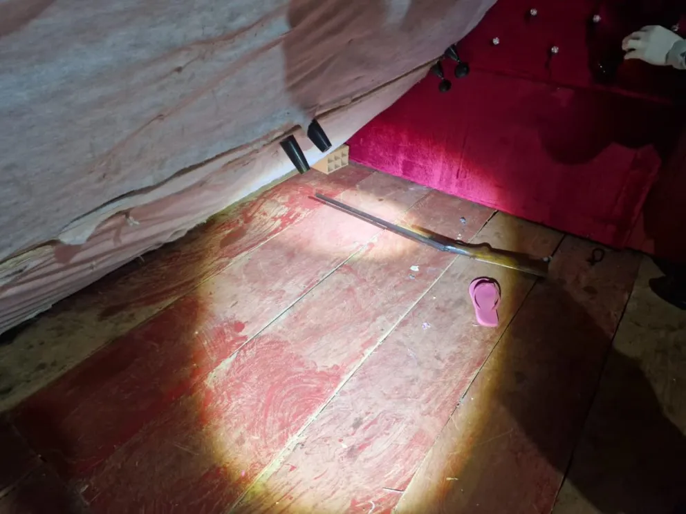 La Policía secuestró una escopeta y municiones en el domicilio allanado.
