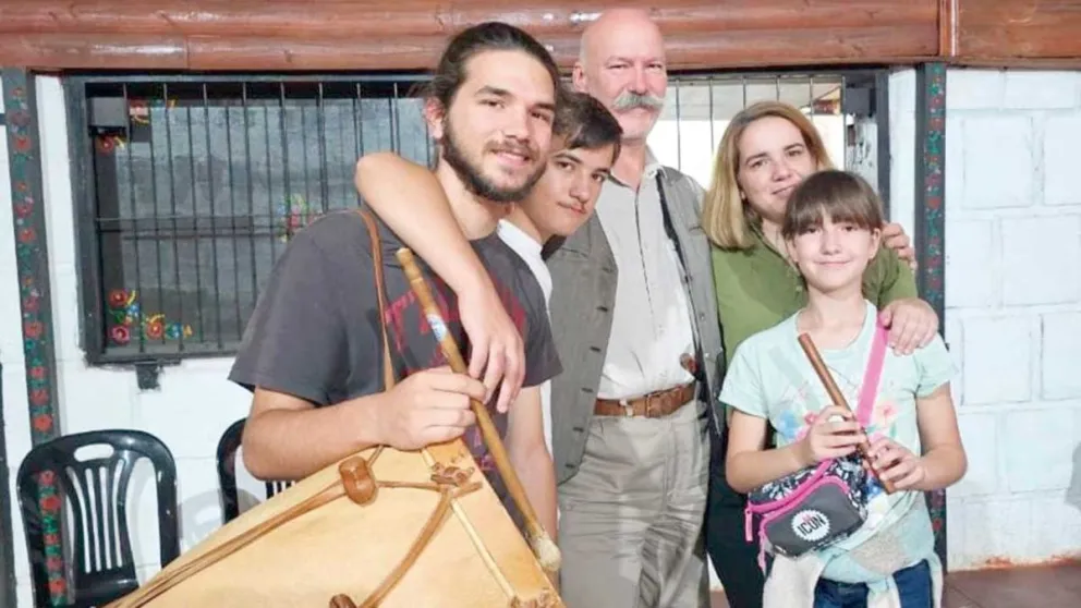 Los tres hijos de la pareja asisten a la escuela en Chaco. Foto: Esteban González