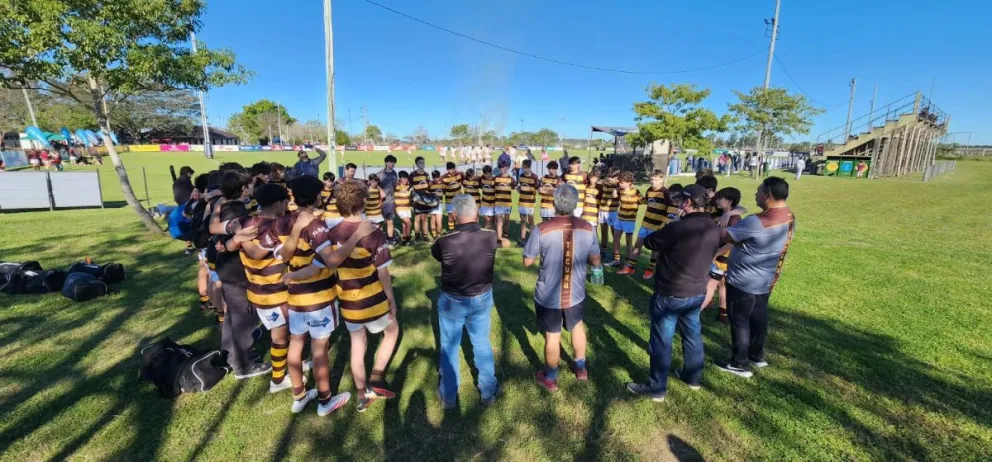 El equipo misionero en el campo de juego. 