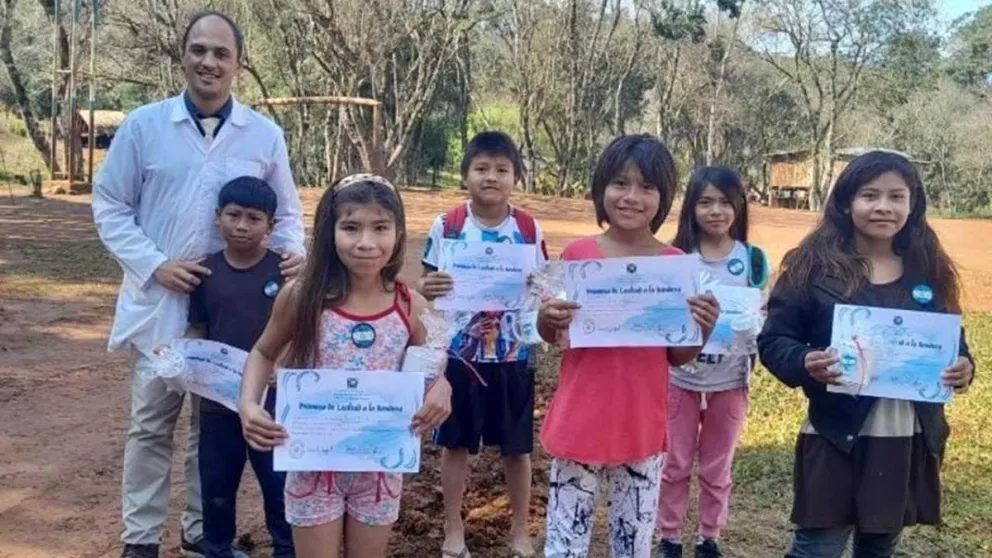 Rafael Bresiski recorre kilómetros a diario para llegar a la aldea Tacuarí.