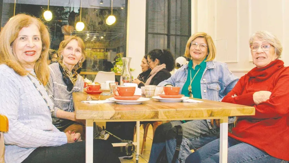 María Edith, Mirta, Alicia y Margarita en una mágica tarde de amigas.