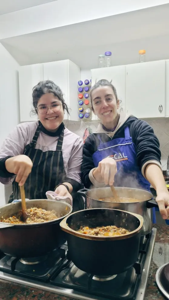 Daiana Hurtado (izq) cocina junto a su amiga Milagros Mendez en Rosario. 