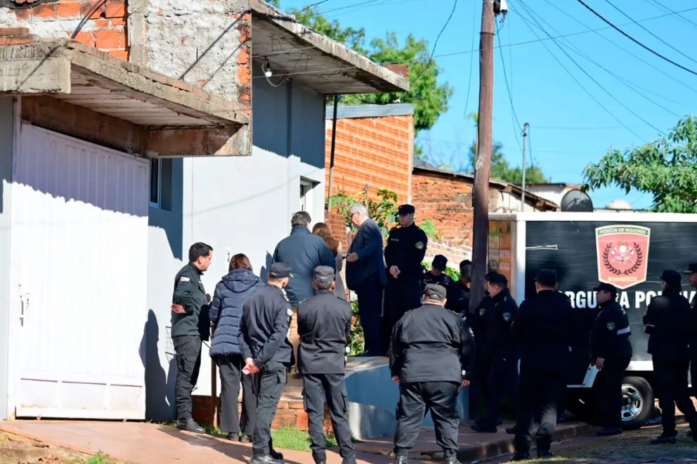 Un llamado al 911 terminó con el hallazgo de tres fallecidos en un inmueble de calle Cedros. Foto: Joaquín Galiano