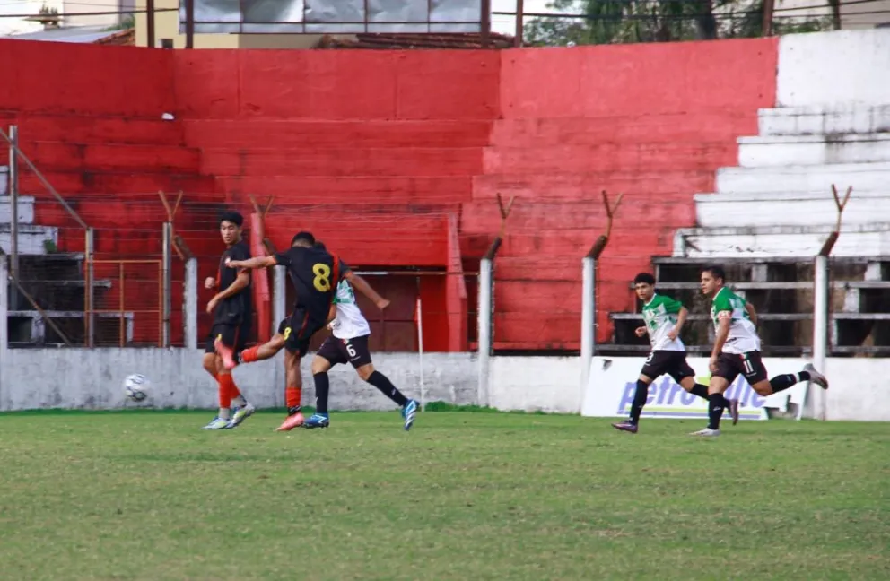 El fútbol lo practica el 57,4% de varones, el 19,7% de mujeres y el 72,2% de otro género.