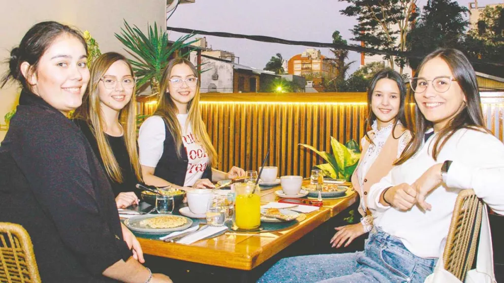 Martina, Anita, Alma, Mía y Rocío: un buen momento entre amigas.